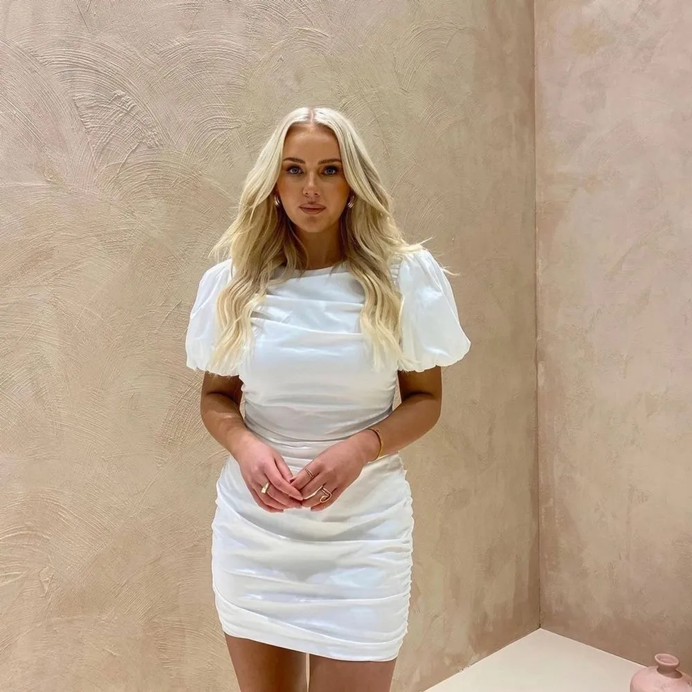 Säljer Linn Ahlborgs samarbete med Nelly:s vita klänning. Har använt klänningen 1 gång men skulle behövt en storlek större därav säljer jag den. Tyvärr finns den inte kvar på belys hemsida i denna storlek. . Klänningar.