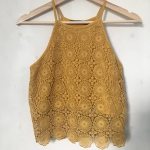 Somrigt linne - Ett linne med stickade blommor på framsidan från Bik Bok i storlek S