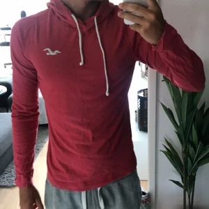 Röd Hollistertröja storlek M - Röd Hollistertröja storlek M. Billigare vid snabb affär.