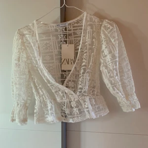 Spets blus - Aldrig använd- Prislappen finns kvar