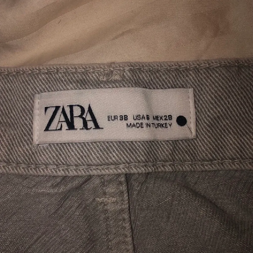 Gråa jeans från Zara i gott skick! Man kan klippa efter önskad längd, själv har jag klippt ca 2cm och är 1,70cm. Frakt tillkommer och betalningen sker via Swish!. Jeans & Byxor.