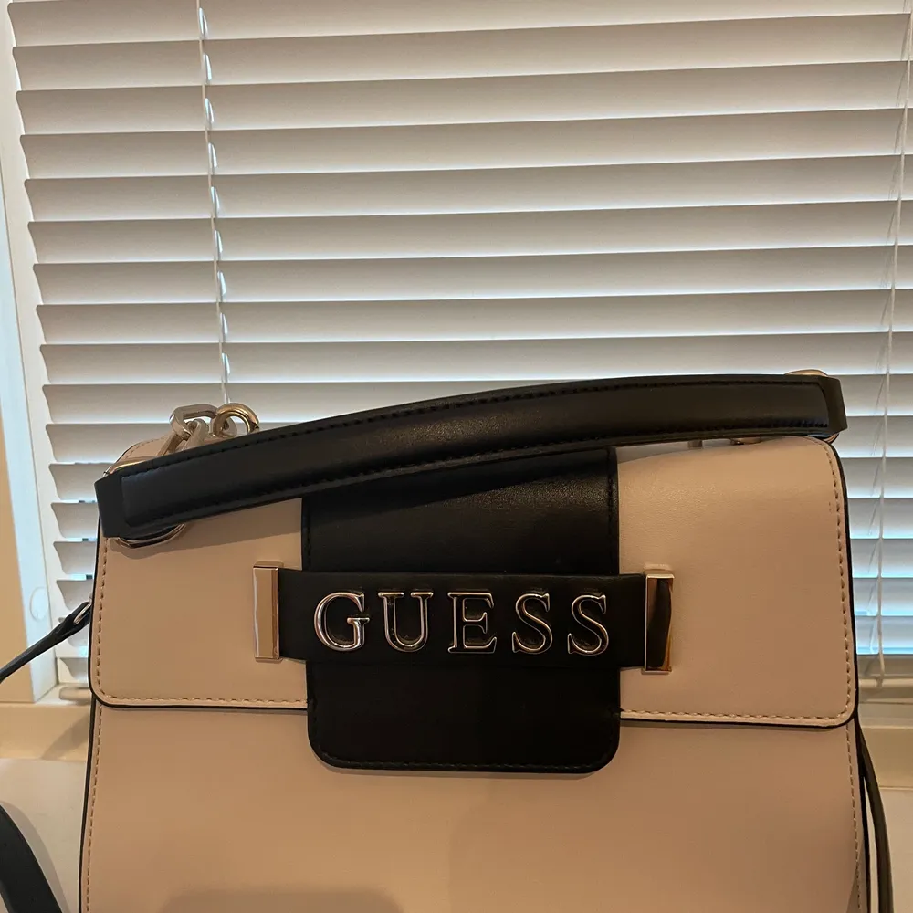 En jätte fin guess väska. Använt få gånger så den är i fin skick. Köpt för ca 1400kr men säljer för 900kr inklusive frakt. Dma vid intresse ❤️ . Väskor.