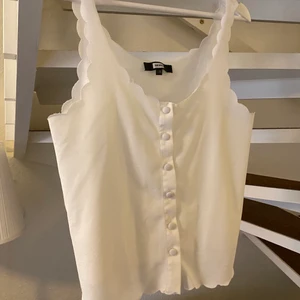 Sommarlinne - Superfint sommarlinne, inköpt på BikBok för flera år sedan. Väldigt sparsamt använd, i mycket fint skick. Linnet är väldigt tunt, men inte transparent enligt mig. Storlek S men skulle även kunna passa M.