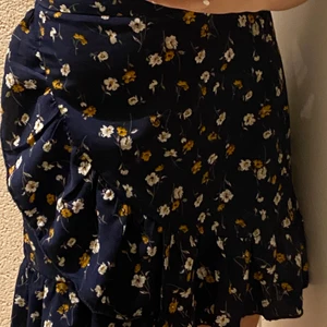 Kjol med blommor - Jättesöt kjol med blommor på strl xs 70kr inkl frakt💗