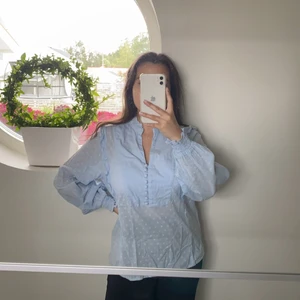 Ljusblå blus  - Den är lite prickig, skön o luftigt 