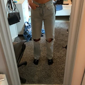 Ett par byxor från ginatricot  - Dom jätte populära jensen från ginatricot. I storlek 34 alltså xs. Men dom passar absolut s med! Är 169 också! Jag säljer dom för jag inte får någon användning av dom. Om det är några frågor eller funderingar så skriv bara till mig så svarar jag så snabbt jag kan!💞