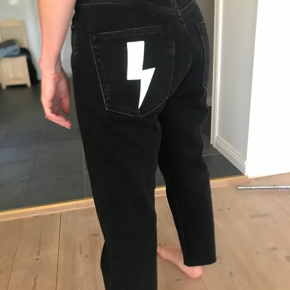 Ett par svarta jeans från Zara som är köpta second hand med en vit handmålad blixt på ena fickan. Storleken är 36 och jeansen är i mycket fint skick ⚡️. Jeans & Byxor.