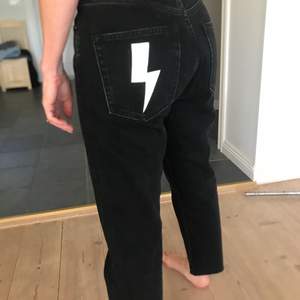 Ett par svarta jeans från Zara som är köpta second hand med en vit handmålad blixt på ena fickan. Storleken är 36 och jeansen är i mycket fint skick ⚡️