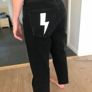 Zarajeans med blixt  - Ett par svarta jeans från Zara som är köpta second hand med en vit handmålad blixt på ena fickan. Storleken är 36 och jeansen är i mycket fint skick ⚡️
