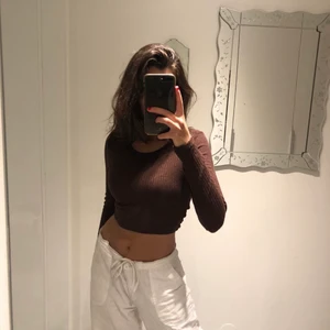 Brun tröja med öppen rygg - Sjukt snygg brun tröja med öppen rygg som inte kommit till användning. Tröjan är från shein och är tvättad! Storlek S. Skriv pm för frågor 💕