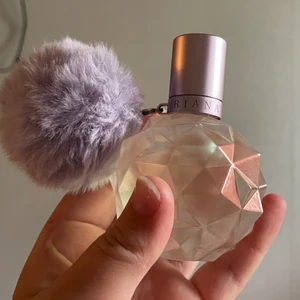 Moon light parfym-Ariana Grande - Intressekoll ❗️FÖRPACKNINGEN FINNS INTE KVAR❗️.                      Nu säljer jag min Moon light parfym!! Varför jag vill sälja den är för den används inte….💗💗