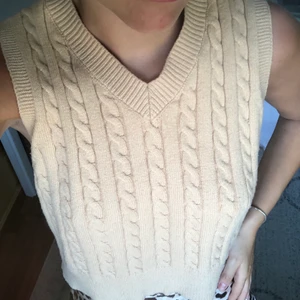 Väst - Jättemysig och nyskick, stretchig så passar de flesta storlekar. Köparen står för frakt om mötas inte kan ske.