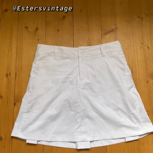 Vit kjol - En super söt vit kort kjol som sitter perfekt på. Det är även inbyggda shorts i dom så man bör inte vara orolig över att den ska åka upp💕 köparen står för frakten, skriv alltid om du undrar något!