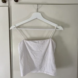 Basic linne - Detta fina linne är från Gina Tricot och endast använt få gånger, ett perfekt bas linne att använda i sommar! KöpFen står för frakten