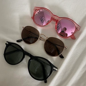 Solglasögon  - Köparen står för frakten (som tillkommer) och betalning sker via swish. Skriv för fler bilder samt frågor. Två översta är från ginatricåt, understa är från monki. 40kr st eller alla för 100kr. Rosa är sålda!