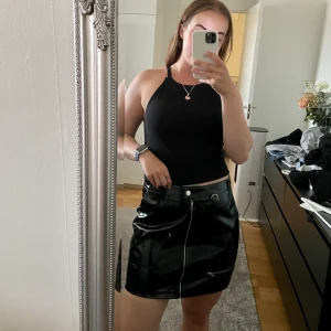 Svart lackkjol Madlady - Svart kjol i lack från Madlady, använd en gång, storlek 12🖤 passar mig perfekt som brukar ha 38. 40kr+frakt 