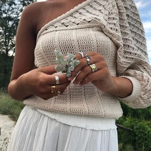 Stickad topp - Fin stickad one shoulder top i rosa färg ( lånad första bild dock samma modell fast annan färg). Fin till finmiddag, fest och till sommarn med kjol. Prislapp kvar. Storlek M passar även S