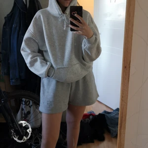 Bikbok Grå Hoodie  - 1 år gammal grå fin hoodie. Kroppsform ar och rikgit gosig. Lite nopprig efter att ha tvättat den men går fortfarande att använda. 