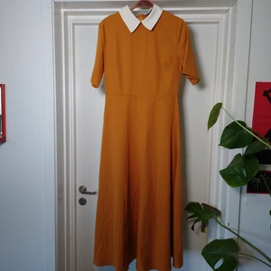 Långklänning - Lång klänning med peter pan-krage. Så fin och i perfekt skick🌿