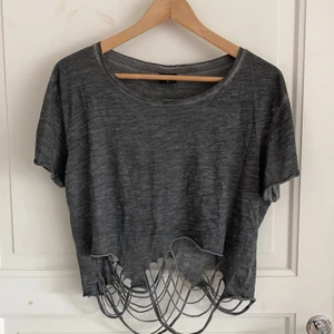 Magtröja - Grå magtröja köpt från Shock för några år sedan.    Den är använda kanske en gång, jättebra skick.         Måtten ner till där själva tröjan slutar är 35 cm och ner till det rivna är det 53 cm. Storlek S men passar M lika bra, stor i storleken