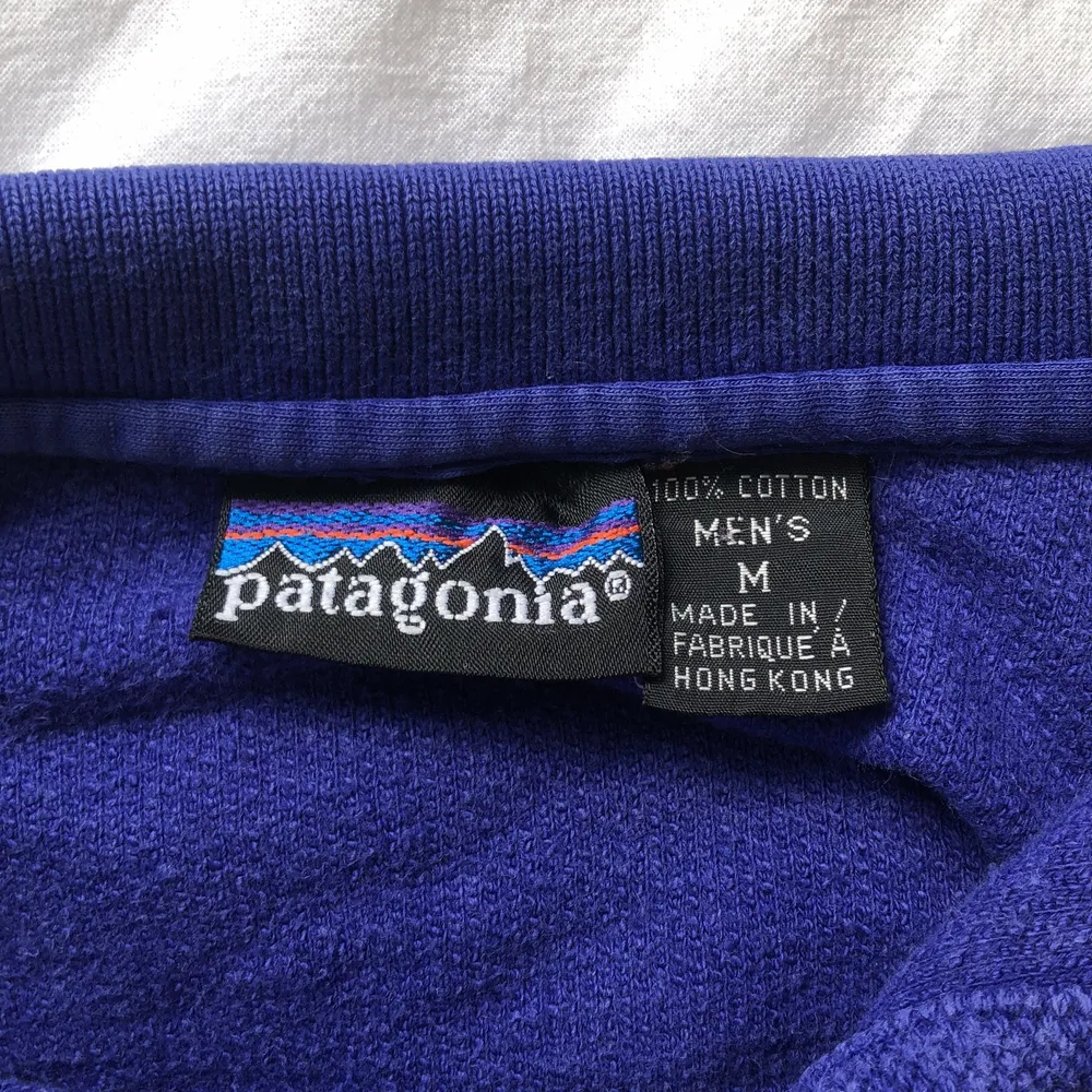 Säljer denna Patagonia tröja för att den inte kommer till användning längre, är inköpt på en vintage butik för 400kr. Är en storlek M i herrstorlek men passar mig en storlek S.. Hoodies.