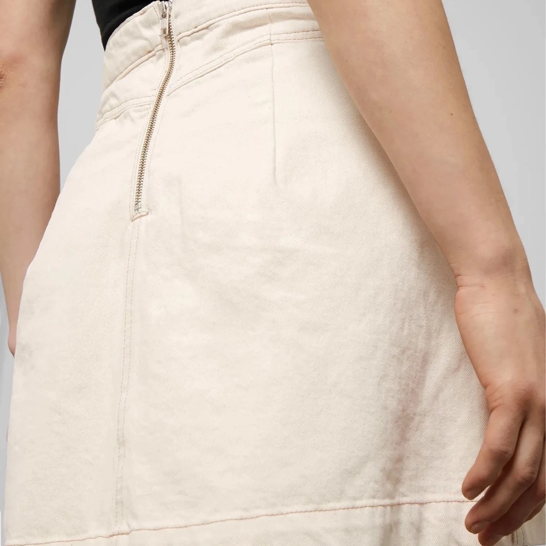 Weekday beige ecru kjol storlek 34 - 90