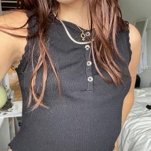 Svart linne - Svart linne från objekt! Så skönt matreal och perfekt längd!!! Storlek xs men väldigt stretchig!!!