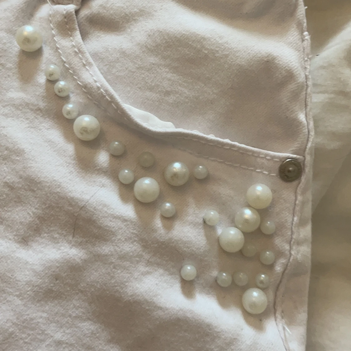 Vit jeanskjol får chelsea med pärlor i storlek 34 - 91