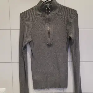 Grå tröja från Gina Tricot i storlek M. Fint skick 😍 gratis frakt 💕