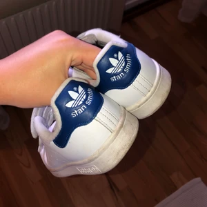  Stan Smith  - Säljer mina Stan Smith i kardborre-modell från Adidas. Köpta för ett par år sedan men sparsamt använda. 150kr + frakt💞💞