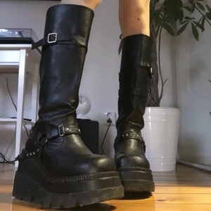 Demonias boot strl 40/41 - Nu gör jag mig av med mina bebisar. Ovanlig modell, så dom var inte gratis (2000kr). Relativt oanvända, då dom är för stora för mig egentligen :,-) pass på bara, säljer billigt för vill bli av med dom snarast !
