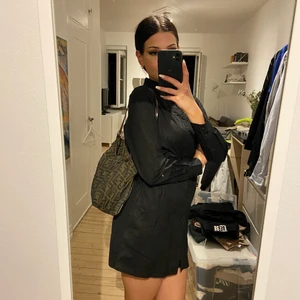 Svart skjortklänning  - Svart skjortklänning från NA-KD, oxkså snygg öppen över linne o jeans 🖤 Frakt tillkommer, 63kr spårbart 🖤