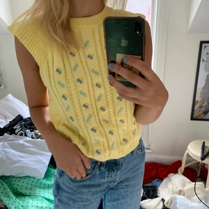 Zara topp strl s - Säljer denna gula topp från zara! Så gullig och söt💞💘💘💘strl s