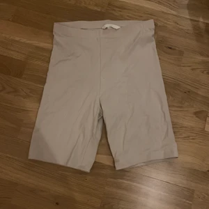 Cykelbyxor från Gina Tricot!! - Säljer ett par beige cykelbyxor från H&M. Aldrig använda. Köparen står för frakten!