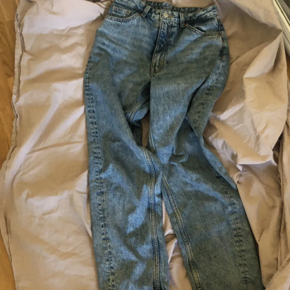 Stentvättade jeans från Monki. Använda fåtal gånger, i nyskick. Storlek 25. Köparen står för frakten. . Jeans & Byxor.