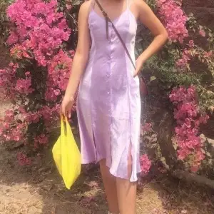 Säljer denna otroligt drömmiga lila siden klänningen!!!🤩💓💓 Den är som ny och knappt använd. Hör av dig vid eventuella frågor, funderingar eller fler bilder. Säljer pga för liten😭 Den är köpt i Chile på en second hand därav super unik. Passar Xs-s! Frakt kollas upp vid köp. P&K 