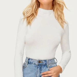 Vit turtle-neck från SHEIN  - Fin vit tröja från shein, köptes för ett år sen men är nästan inte använd. Ända problemet är att den är genomskinlig🤍