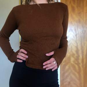 Lång armad brun tröja