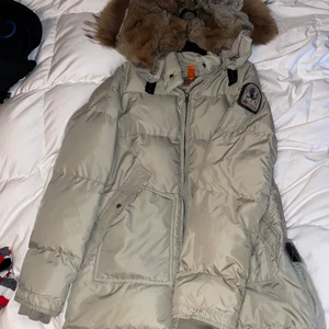 Pj jacka (läs beskrivning) - Pj jacka jag köpte förra året för 4000kr, kemtvättad iår. Vet ej om den är äkta eller inte därav priset. Vid mer frågor skicka dm ☺️ 