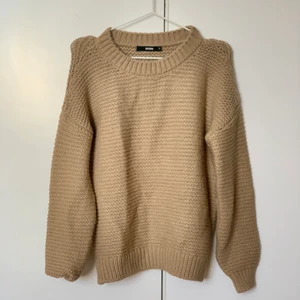 Beige tröja  - Beige tröja från Bikbok. Aldrig använt 