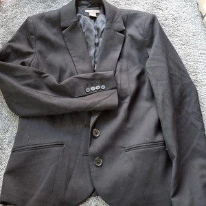 Svart kavaj från H&M - Svart kavaj från H&M i storlek 46