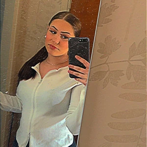 Zip tröja  - Som ny använd fåtal gånger men kommer nt till användning för mig längre. Storlek M Köparen står för frakten 