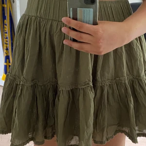 Kort grön kjol - En kort grön kjol som sitter perfekt. Passar en M eller mindre L. Säljer pga att det inte är min stil, men verkligen en perfekt sommarskola.