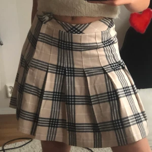 rutig skolkjol - knappt använd kjol lik burberry