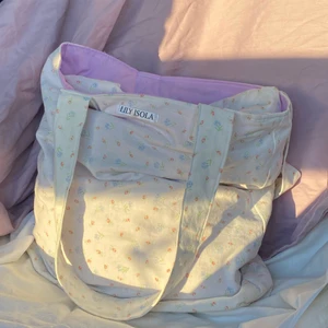 Tote bag - Tote bag sydd i 100% återvunnet tyg 💜 rymlig med ficka invändigt, kika gärna in min instagram @lily_isola