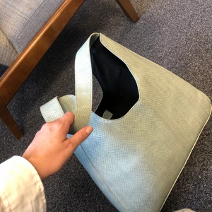 Mintgrön stor väska - Från asos i något slags alldeles som ormskinns-material. Den går lite mer åt det gröna hållet än vad bilden ger sken av.