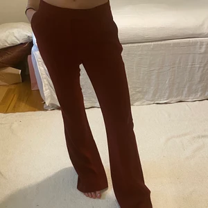 Röda Kostymbyxor Zara - Superfina röda kostymbyxor från Zara i storlek S. Endast använda två ggr, säljer pga för stora för mig tyvärr. Buda från 200kr, säljes direkt för 300kr. Köpare står för frakt, kan även mötas i Stockholm.