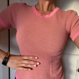 Magiskt stickad topp - Säljer denna så fina toppen från Zara. Inköpt i Köpenhamn för ca 5 år sedan men bara använd 3 gånger. Så är som i nyskick. Storlek M men passar även S 