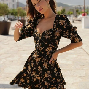 Blommig klänning med puffärmar  - Slutsåld klänning, aldrig använd. Superfin men något kort för mig som är 1,75m