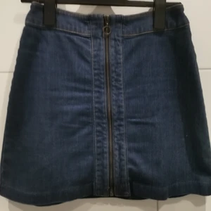 Jeanskjol - Rutig jeanskjol från H&M i storlek 38. Ej använd då den är för liten för mig 🥰💙 Frakt tillkommer 💕